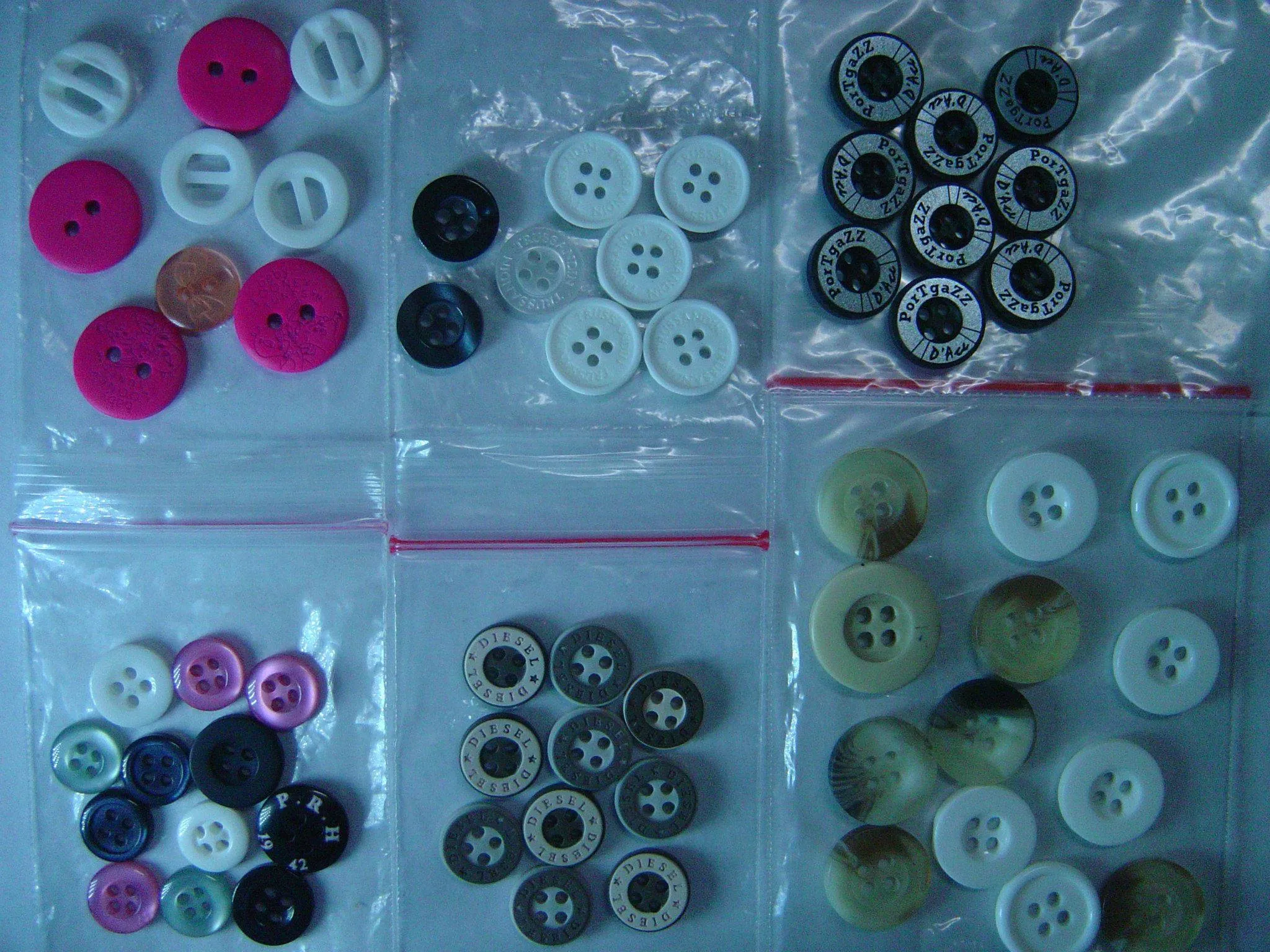 Kancing custom warna terang