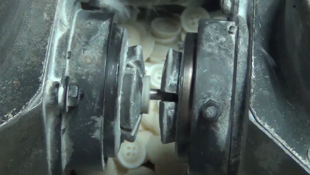 Tahap 3: Pelubangan & Grafir Laser
