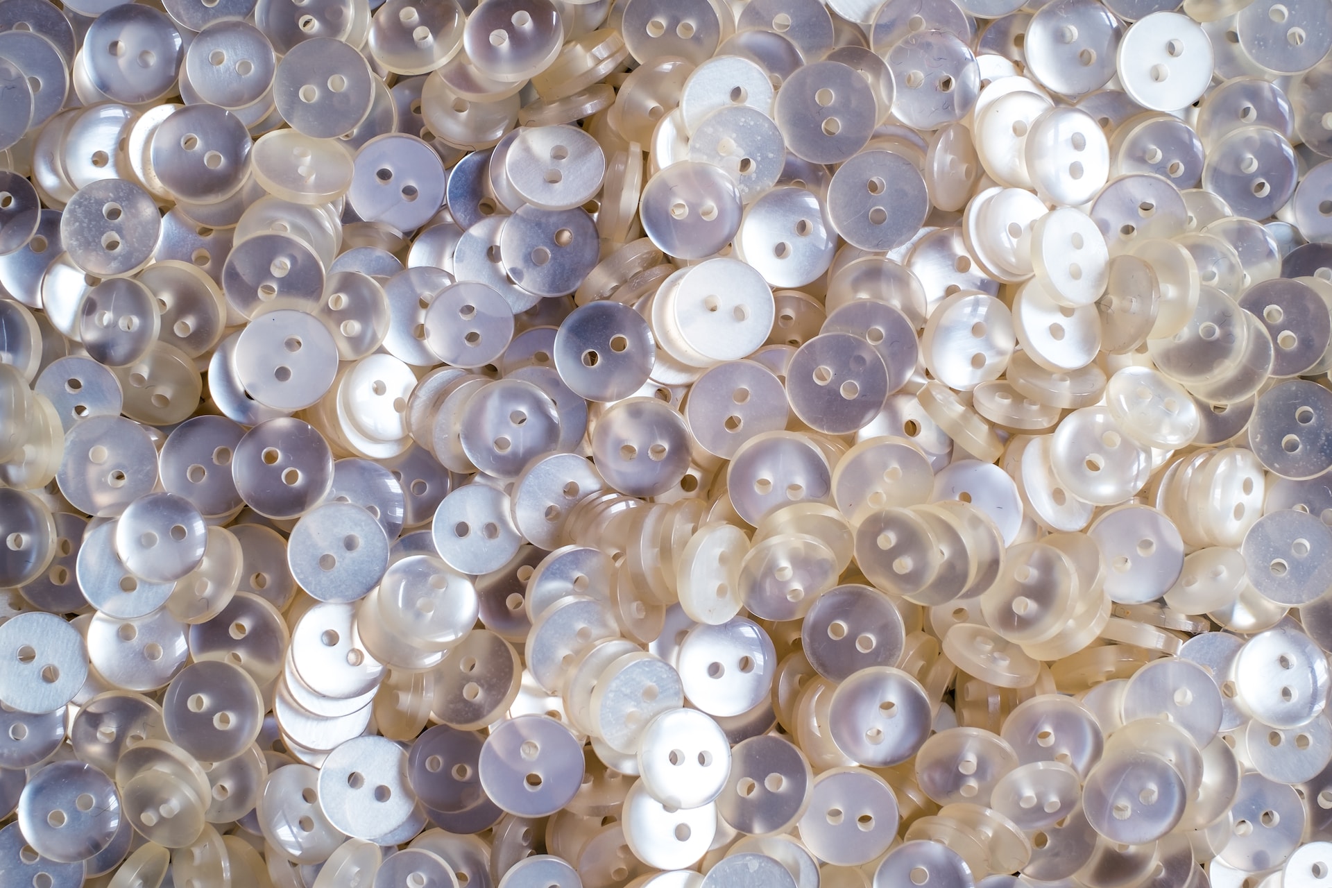 Thumbnail: Mengenal Jenis Bahan Kancing: Polyester, Resin, dan Logam
